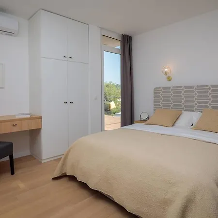 Unique 4-bedroom Sempervivum With Pool In Villa Sutivan