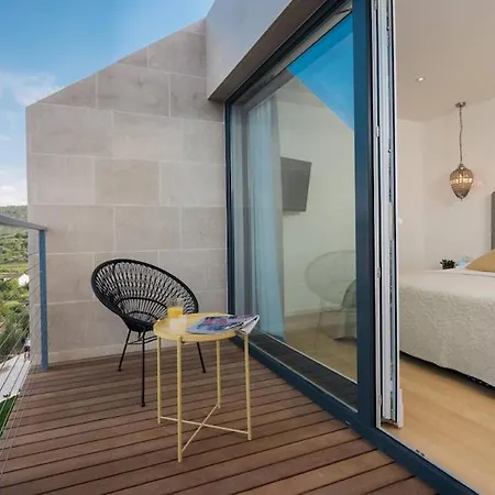Unique 4-bedroom Sempervivum With Pool In *