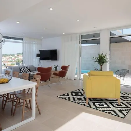 Unique 4-bedroom Sempervivum With Pool In 别墅