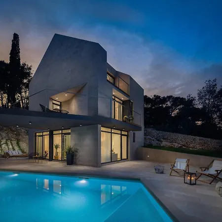 Villa Unique 4-bedroom Sempervivum With Pool In *