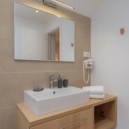 Unique 4-bedroom Sempervivum With Pool In 别墅