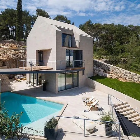 Unique 4-bedroom Sempervivum With Pool In Sutivan