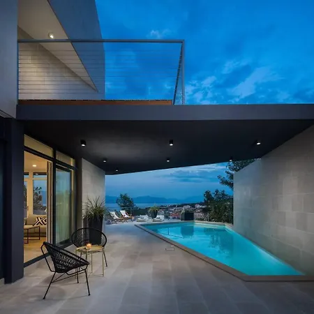 Unique 4-bedroom Sempervivum With Pool In