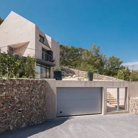 Βίλα Unique 4-bedroom Sempervivum With Pool In *