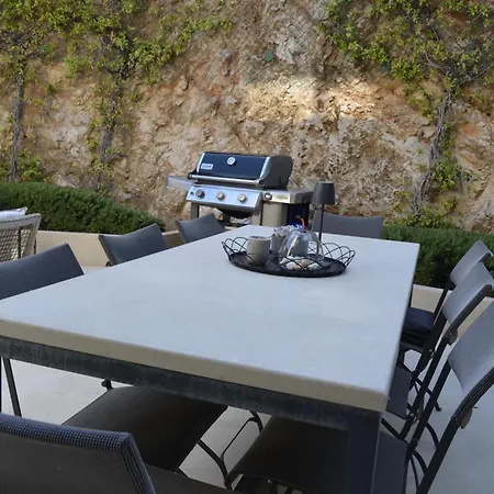 Unique 4-bedroom Sempervivum With Pool In 苏提万