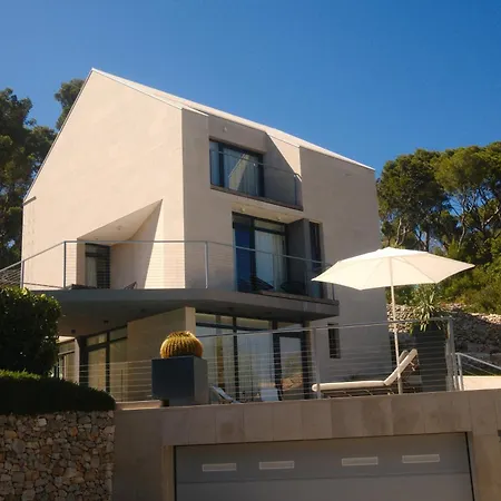 Unique 4-bedroom Sempervivum With Pool In