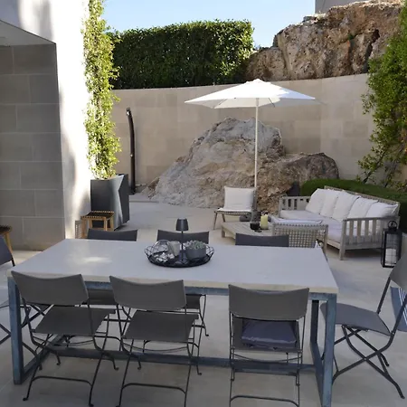 Βίλα Unique 4-bedroom Sempervivum With Pool In