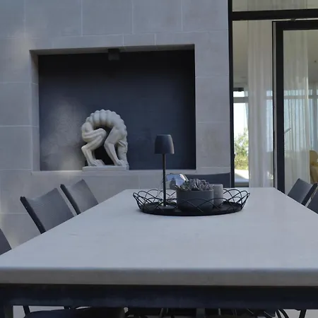 Unique 4-bedroom Sempervivum With Pool In 别墅