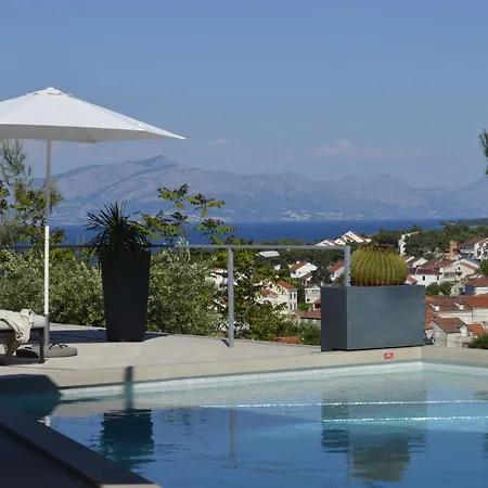 Unique 4-bedroom Sempervivum With Pool In Sutivan