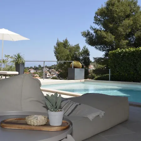 Βίλα Unique 4-bedroom Sempervivum With Pool In Sutivan