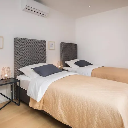 Unique 4-bedroom Sempervivum With Pool In * Sutivan