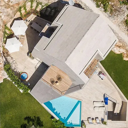 Unique 4-bedroom Sempervivum With Pool In *