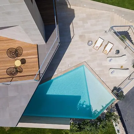 Unique 4-bedroom Sempervivum With Pool In
