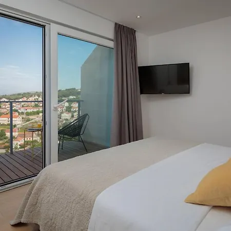 Unique 4-bedroom Sempervivum With Pool In Villa Sutivan